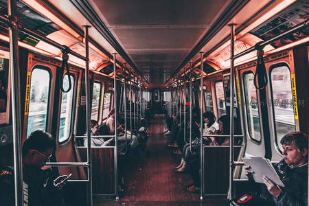 地铁车厢内乘客静谧时光