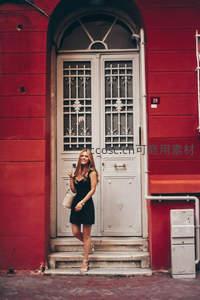 红墙白门少女微笑留影