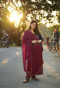 夕阳下女子身着传统服饰