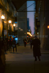 黄昏街角的孤独行者