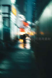 雨夜巷道的光轨幻影