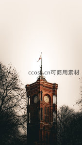 红砖钟楼与飘扬旗帜