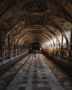 巴洛克长廊壁画辉煌人影渺小