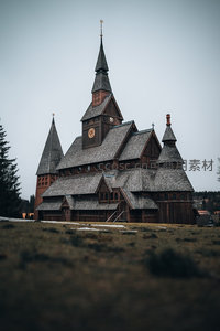 挪威木制教堂矗立雪野静谧肃穆
