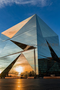 玻璃幕墙建筑在夕阳下熠熠生辉