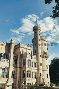 宏伟城堡塔楼直指蓝天白云