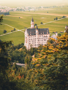 新天鹅堡如童话般矗立于翠绿山峦之间