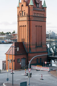 砖砌塔楼与钢铁桥梁构成港口城市的独特风景