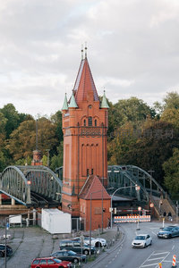 哥特式塔楼与钢铁拱桥交织成城市交通枢纽画卷