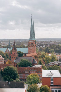 红砖教堂尖塔俯瞰城市全景