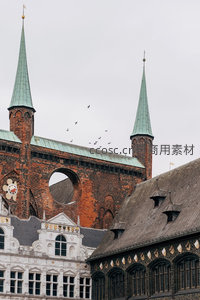 砖砌古堡双塔与飞鸟掠过天空