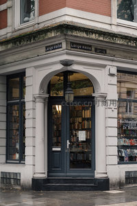 街角书店拱门下的书香世界