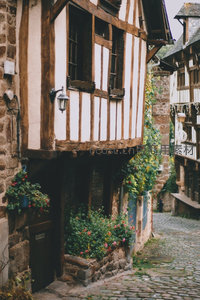 古朴木筋墙房屋与石板小巷