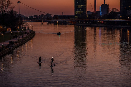 黄昏河面桨板运动剪影