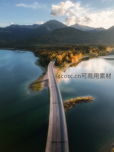 秋日湖光山色中的蜿蜒公路