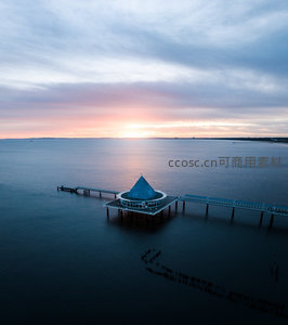 航拍视角下日落时分的海上栈桥