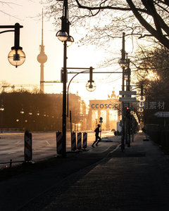 黄昏柏林街头行人剪影与电视塔