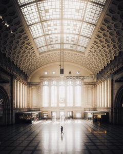 穹顶之下，光影交织的宏伟车站大厅