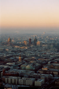 晨雾中的城市鸟瞰，楼宇如棋盘般铺展