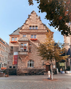 秋日街角，古朴砖房与金叶相映成趣