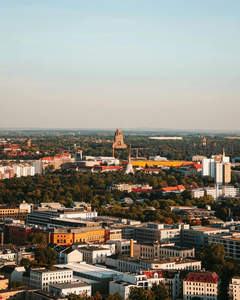 城市全景俯瞰，建筑与绿意交织的和谐画卷