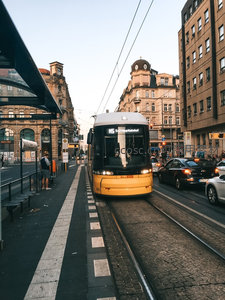 城市电车驶过街头，现代交通与历史建筑交融