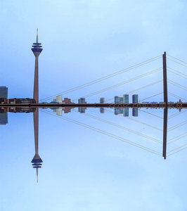 倒影中的城市天际线，对称如画