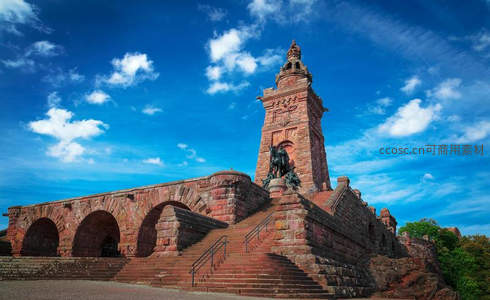 蓝天白云下的宏伟纪念碑，红砂岩雕塑群