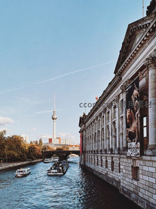 柏林博物馆岛河畔，游船驶过电视塔背景