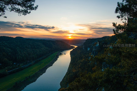 峡谷河流日落时分的壮丽画卷