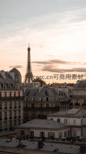 巴黎黄昏屋顶间，埃菲尔铁塔剪影