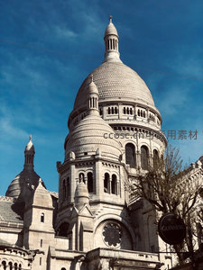 圣心大教堂穹顶，在蔚蓝天空下庄严