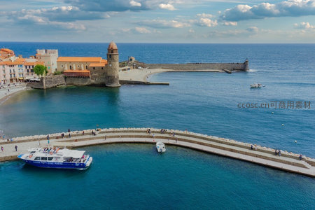 蔚蓝海岸古城堡与游船的宁静港湾