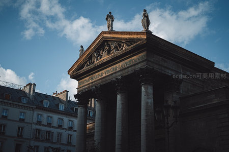 古典剧院穹顶雕塑与云影交错