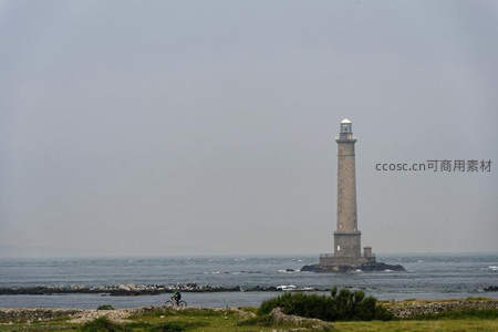 孤岛灯塔守望辽阔海天一线