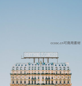 屋顶广告牌写着一切取消