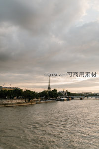 塞纳河畔暮色中的埃菲尔铁塔