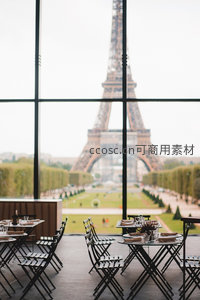 铁塔景观餐厅，窗边餐桌俯瞰塞纳河