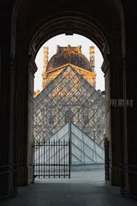 拱门内窥见卢浮宫金字塔光影