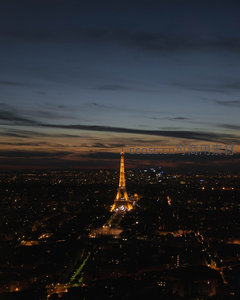 黄昏时分埃菲尔铁塔静谧剪影