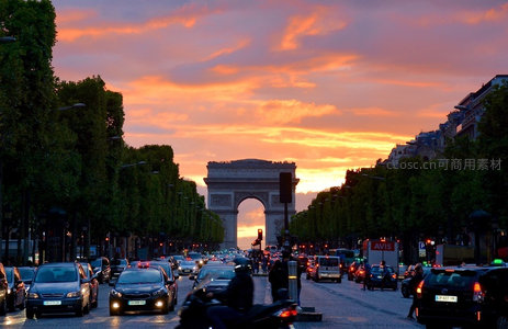 香榭丽舍大街日落时分车流如织