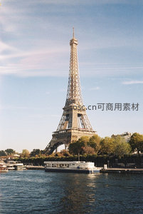 塞纳河畔的埃菲尔铁塔倒影