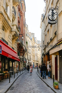 巴黎鹅卵石小巷中的悠闲时光