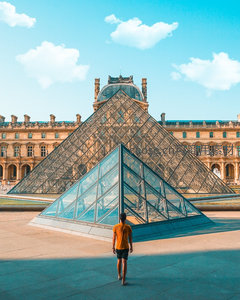 玻璃金字塔前的游客背影