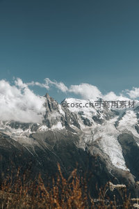 雄伟雪山之巅直插云霄