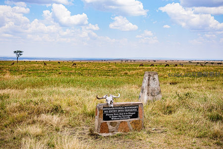 塞伦盖蒂边境标志与草原野生动物