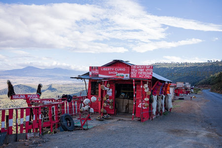 路边红色纪念品店与壮丽山谷景观