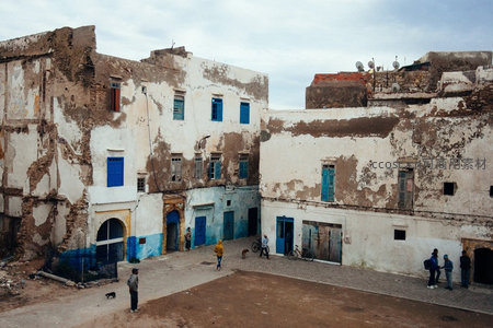 摩洛哥老城斑驳墙垣与蓝窗
