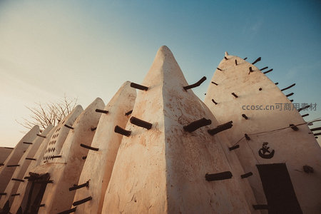 非洲传统泥屋建筑群的日落剪影