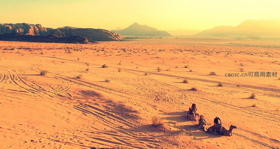 广袤沙漠中的驼队休憩，远山如黛